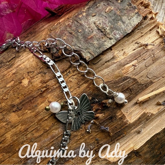 Silver dainty jewelry statement bracelet pearls and butterflies - Picture 3 of 3